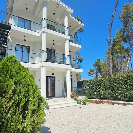 Poolside Villa Elsa Golem *