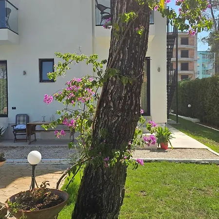 Poolside Villa Elsa Golem *