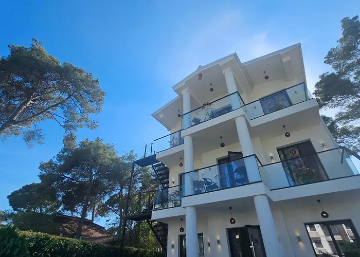 Poolside Apartments Villa Elsa Golem *