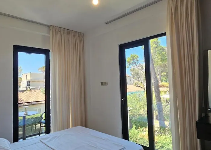 Poolside Villa Elsa Golem Appartamento