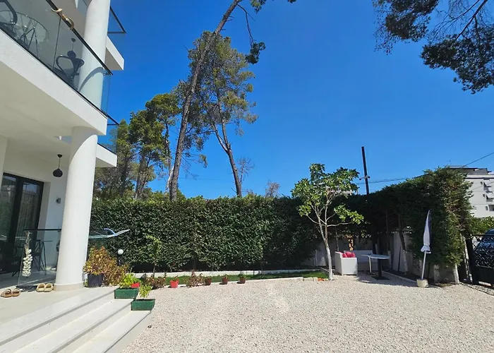 Appartamento Poolside Villa Elsa Golem