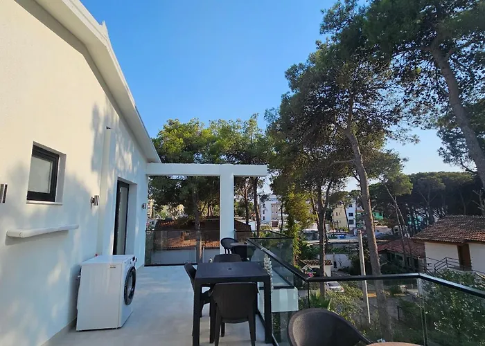 Poolside Villa Elsa Golem *