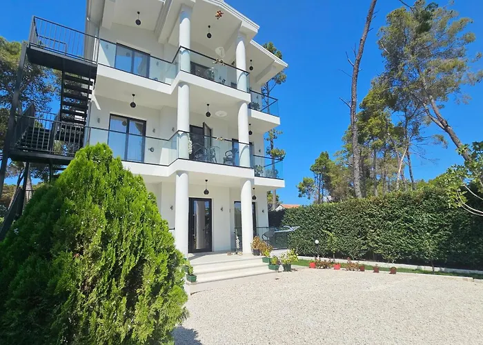 Poolside Villa Elsa Golem *