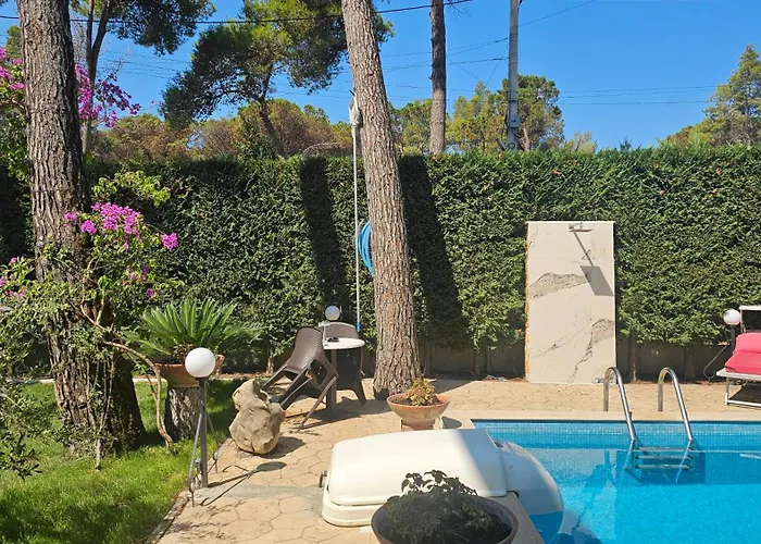 Poolside Villa Elsa Golem *