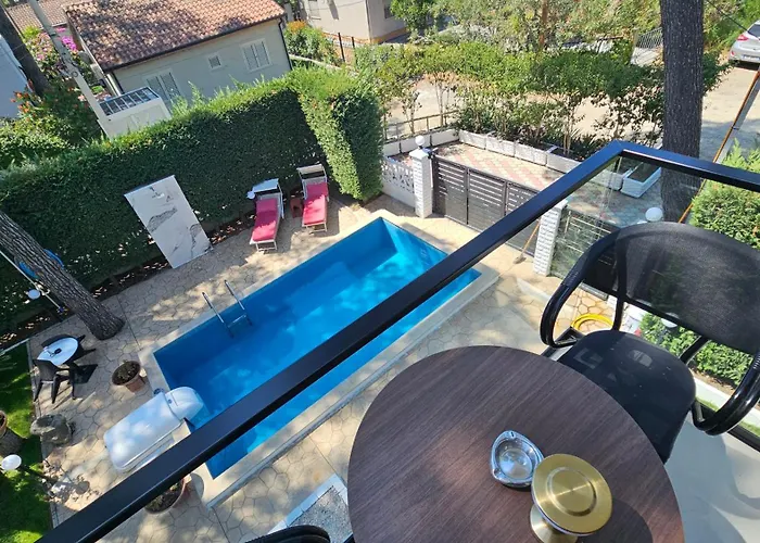 Appartamento Poolside Villa Elsa Golem *