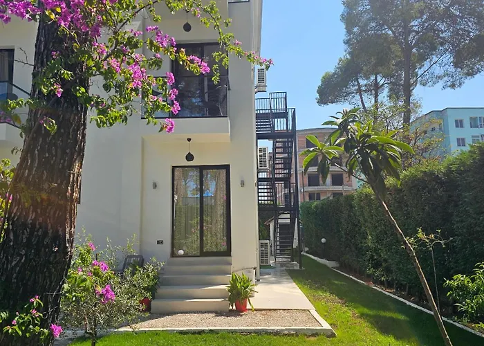 Poolside Villa Elsa Golem