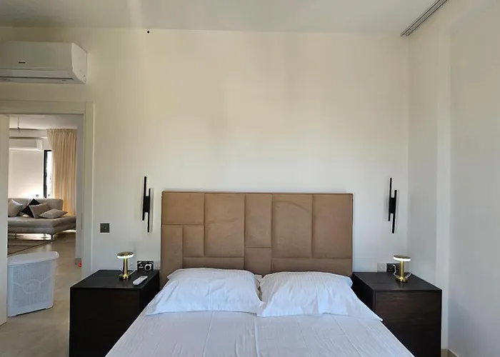 Poolside Villa Elsa Golem Appartamento *