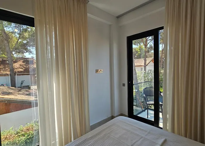 Poolside Villa Elsa Golem Appartamento