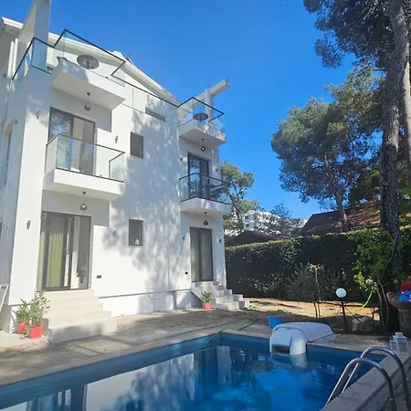 White Pine With Pool Апартаменты Голем