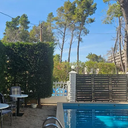 White Pine With Pool Голем