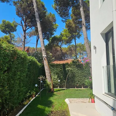 Poolside Elsa Apartmán *