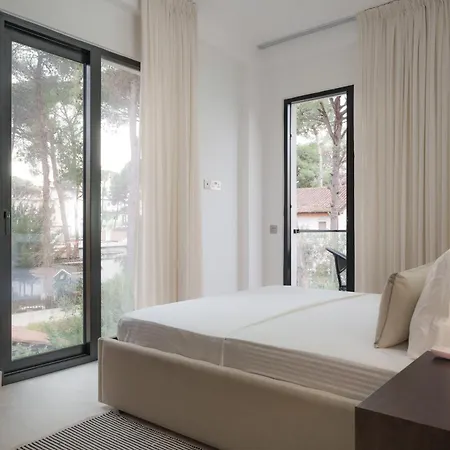 Poolside Elsa Apartman Golem