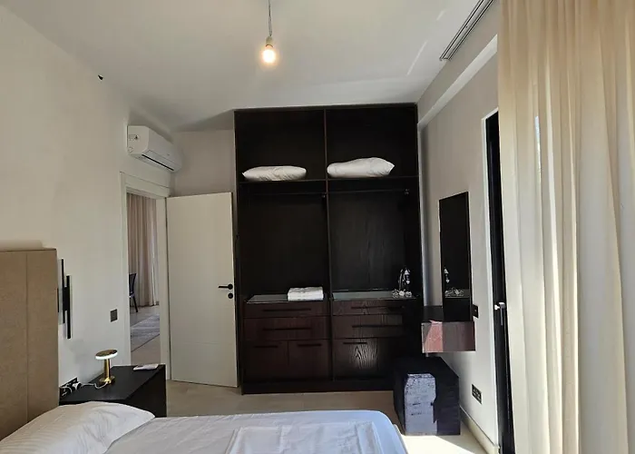 Poolside Apartments Villa Elsa Golem 公寓