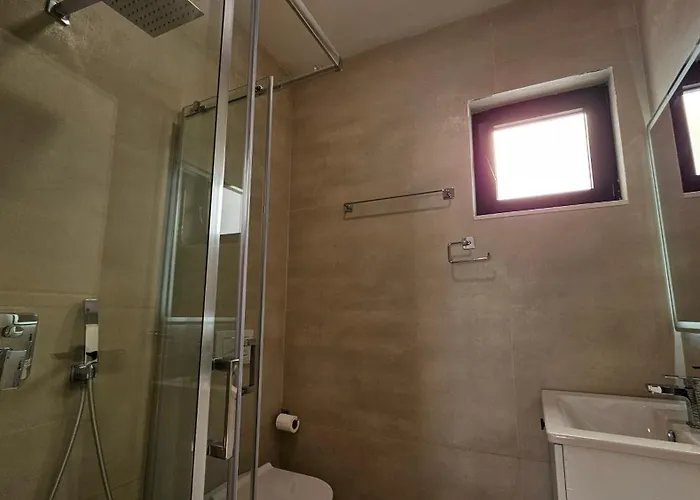 Poolside Apartments Villa Elsa Golem 公寓 *