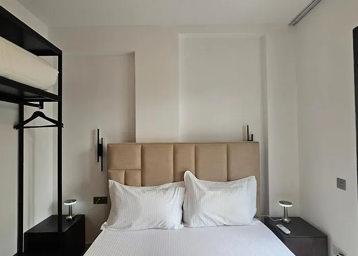 Poolside Apartments Villa Elsa Golem 公寓 *