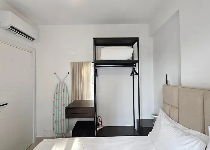 Poolside Apartments Villa Elsa Golem 格勒姆