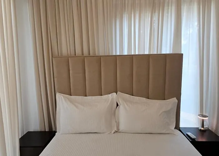 Poolside Apartments Villa Elsa Golem 格勒姆