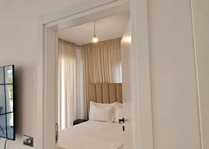 Poolside Apartments Villa Elsa Golem 公寓