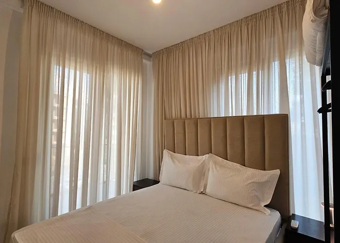 Poolside Apartments Villa Elsa Golem 公寓 *