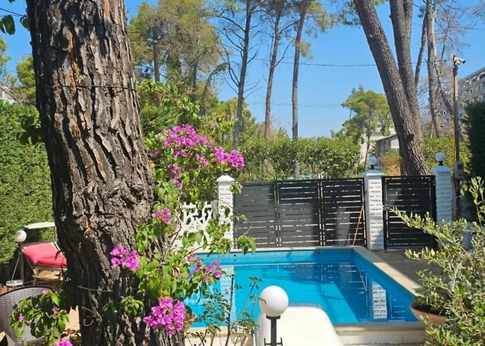 Poolside Apartments Villa Elsa Golem 公寓 *