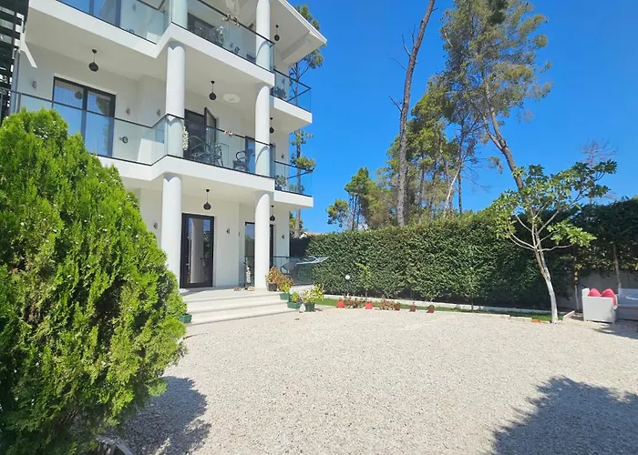 Poolside Apartments Villa Elsa Golem 公寓