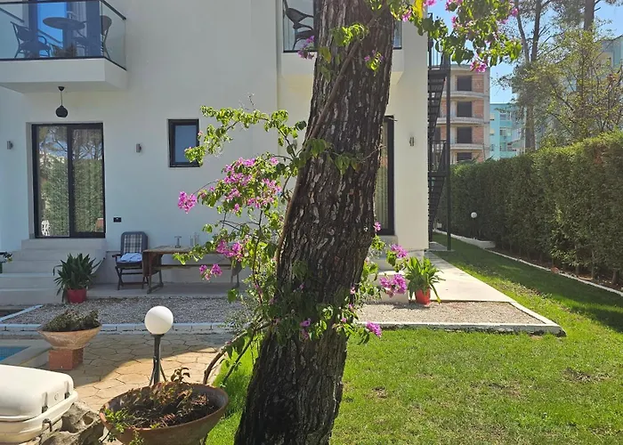 Poolside Apartments Villa Elsa Golem *