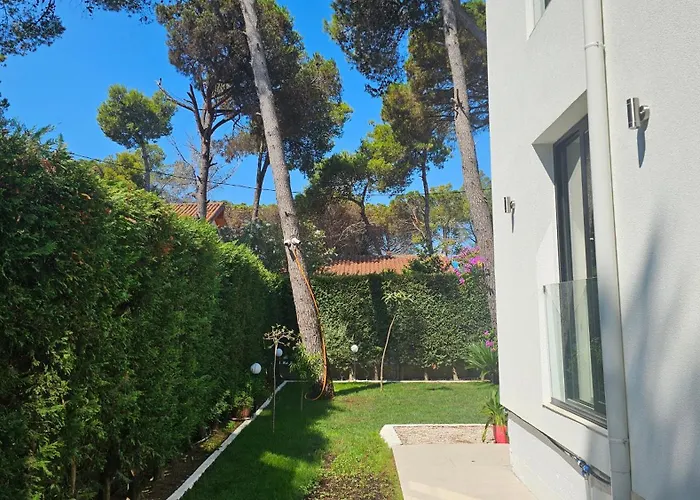 公寓 Poolside Apartments Villa Elsa Golem 格勒姆