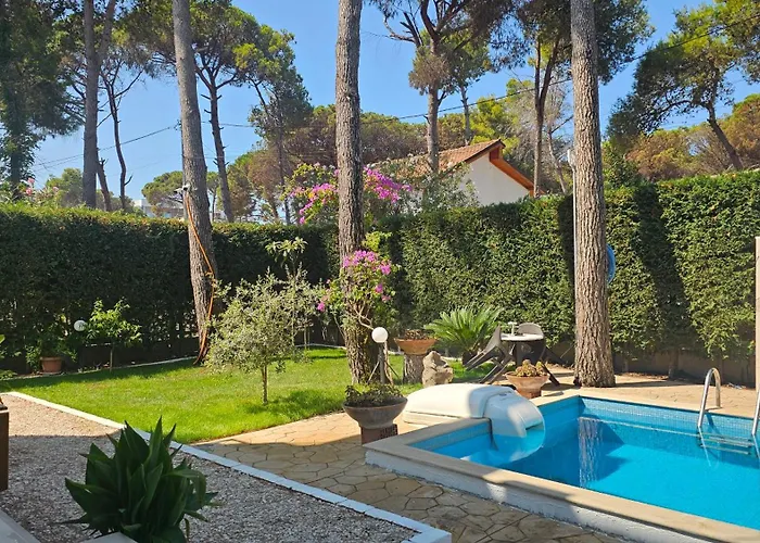 Poolside Apartments Villa Elsa Golem *