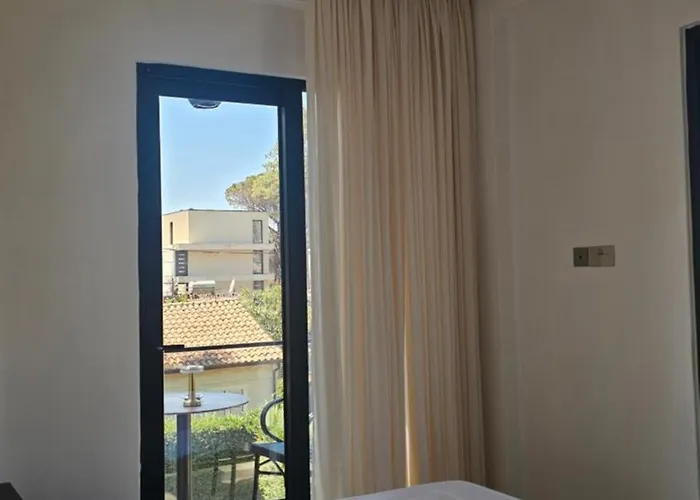 Poolside Apartments Villa Elsa Golem Lägenhet *