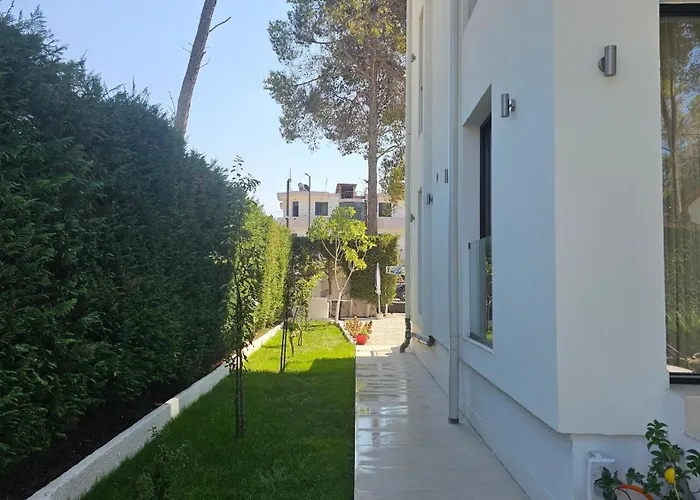 Poolside Apartments Villa Elsa Golem 公寓 格勒姆