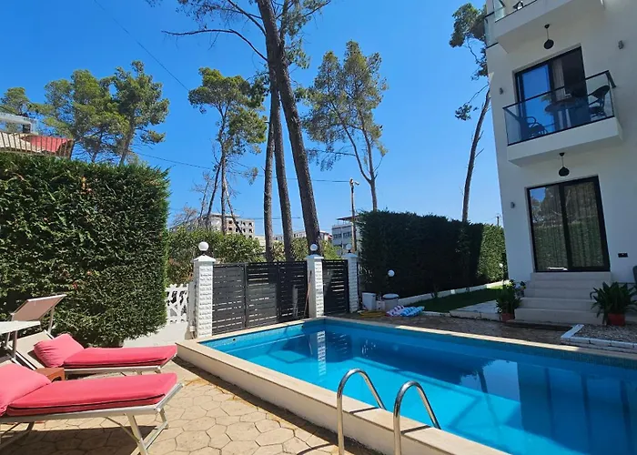 Poolside Apartments Villa Elsa Golem Lägenhet *